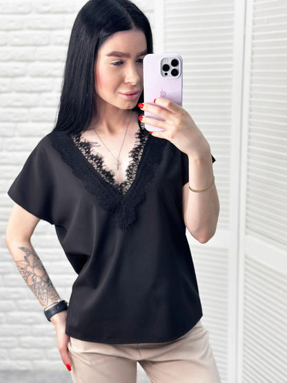 Блузка з вирізом та мереживом "Brenda"
