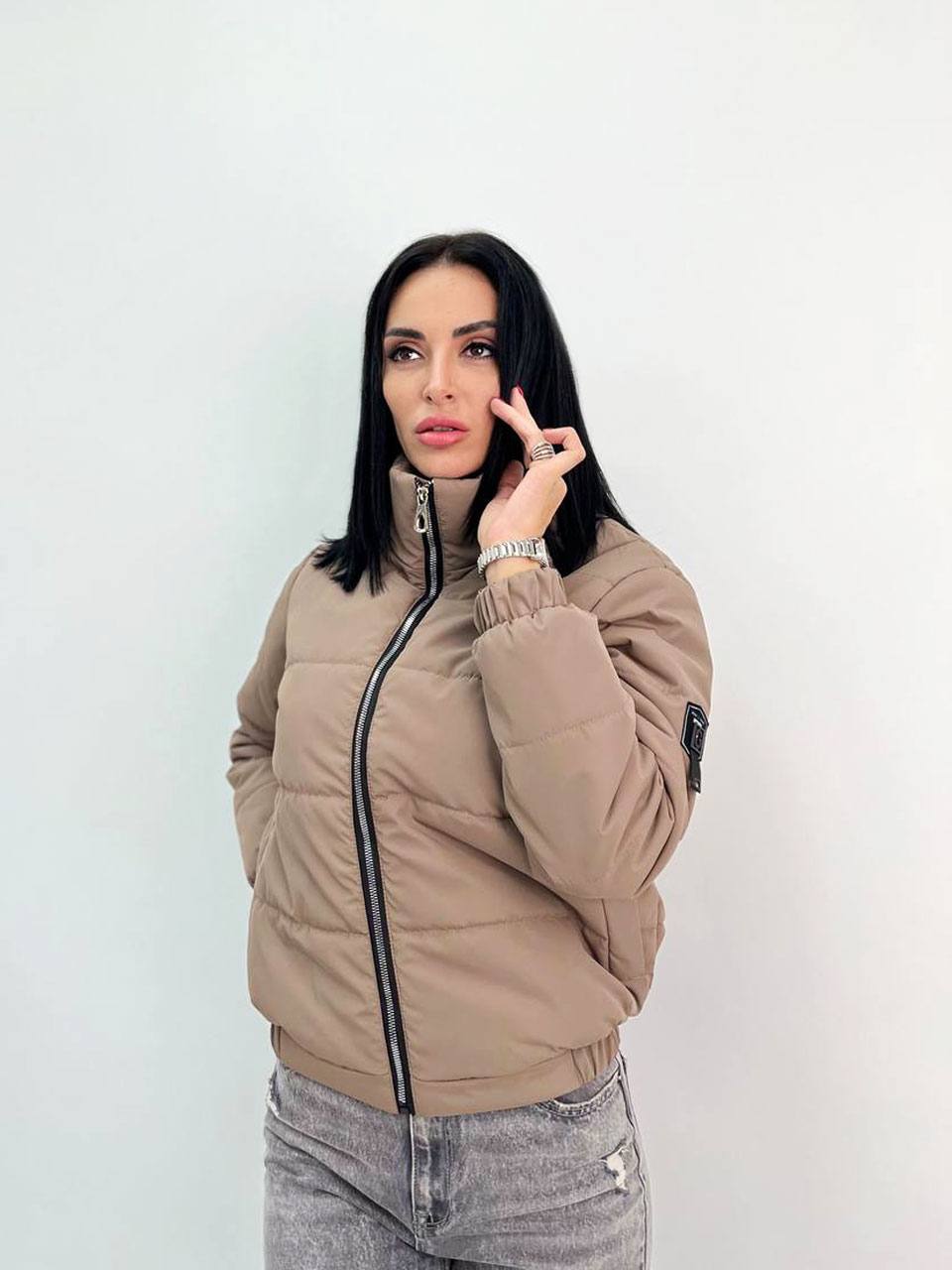 Демісезонна куртка з нашивкою "Ivi"