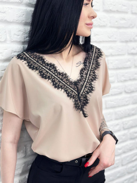 Блузка з вирізом та мереживом "Brenda"
