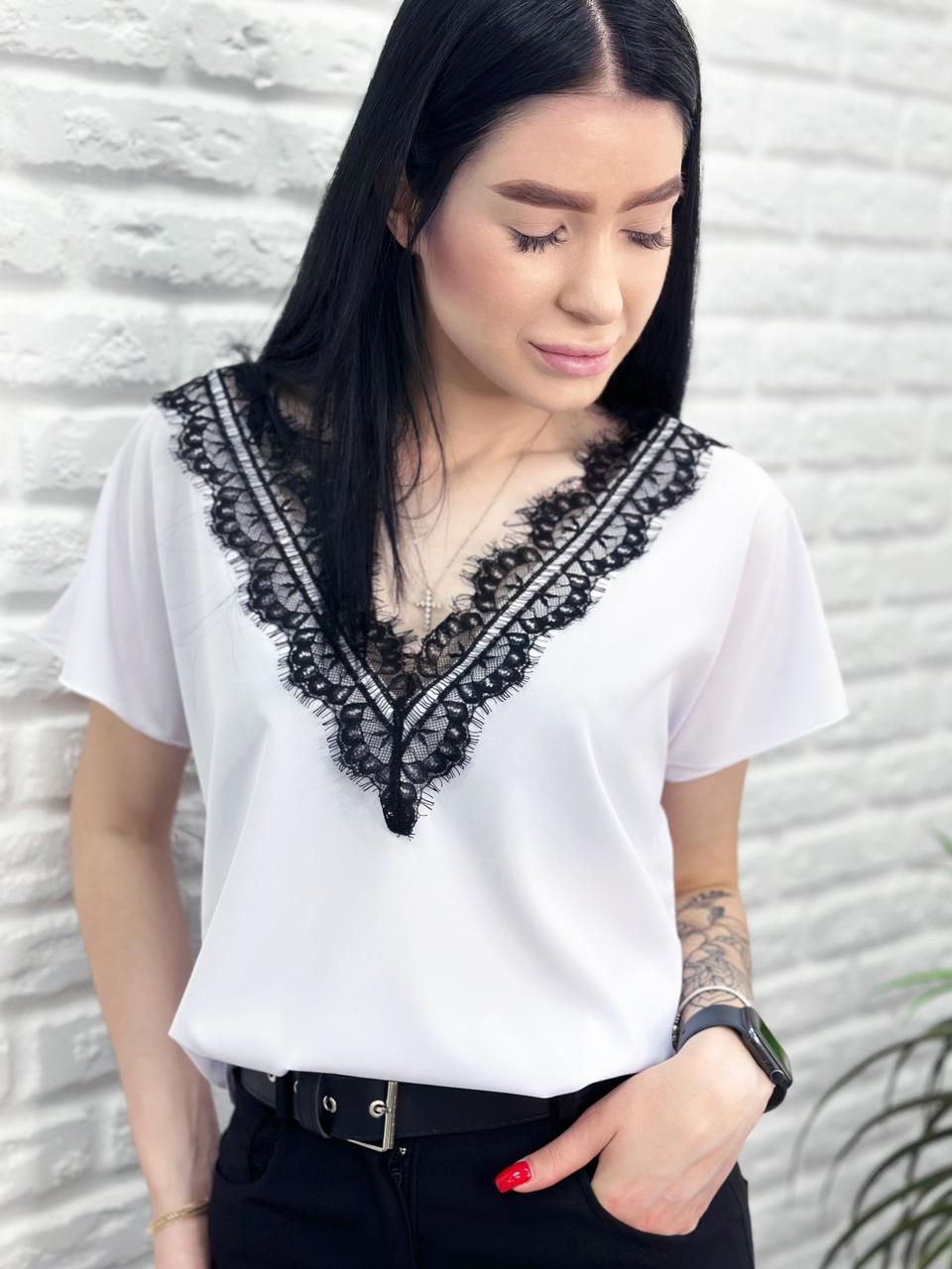 Блузка з вирізом та мереживом "Brenda"